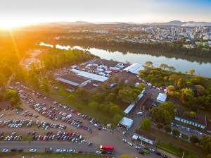 Assim como em 2015, área de entorno da feira tem amplo espaço para estacionamento de veículos